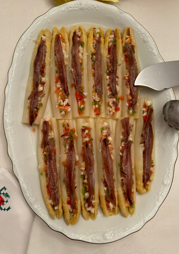 Una foto de Espárragos rellenos de salpicón