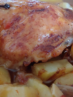 Una foto de Cuartos de pollo en soja y apio al vino
