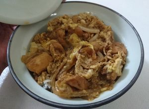 Una foto de Oyakodon (親子丼) estilo Tamahide (玉ひで)