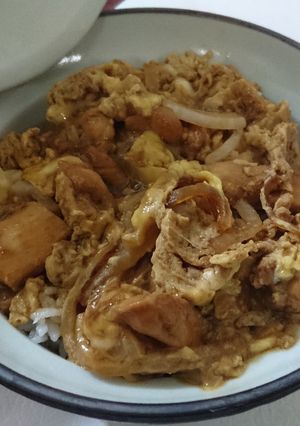Una foto de Oyakodon (親子丼) estilo Tamahide (玉ひで)