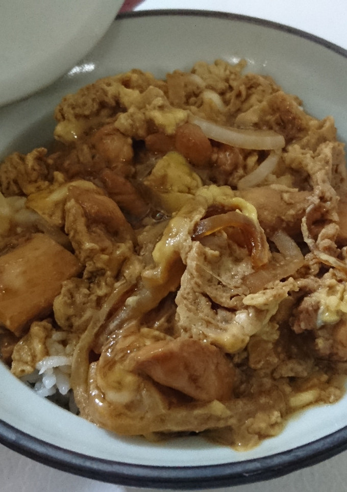 Una foto de Oyakodon (親子丼) estilo Tamahide (玉ひで)