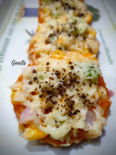 मिनी हेल्दीआटा पिज़्ज़ा(aata pizza recipe in hindi) रेसिपी मुख्य फोटो