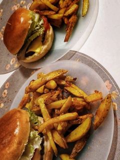 Házi hamburger hasábburgonyával recept fotója
