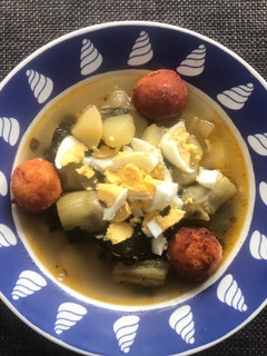 Una foto de Guisado de verduras, con croquetitas de salmón