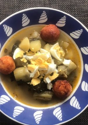 Una foto de Guisado de verduras, con croquetitas de salmón