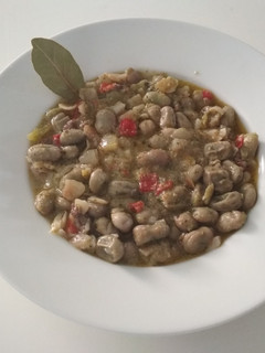 Una foto de Guiso de habas con chorizo blanco