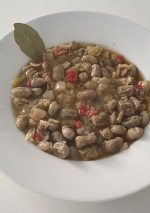 Una foto de Guiso de habas con chorizo blanco