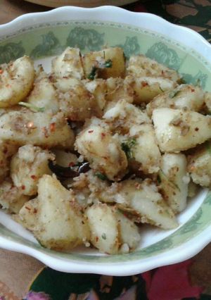 A picture of Alu chaat.