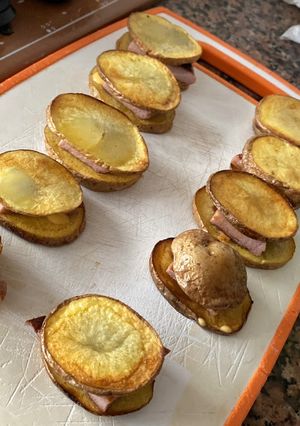Una foto de Mini sándwich de carne con base de patatas