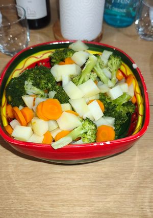 Una foto de Brócoli con patatas y zanahorias al vapor