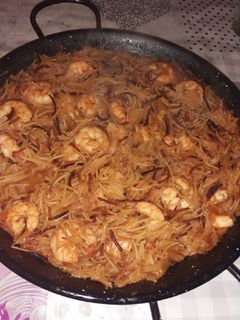 Una foto de Fideuá con langostinos