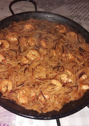 Una foto de Fideuá con langostinos
