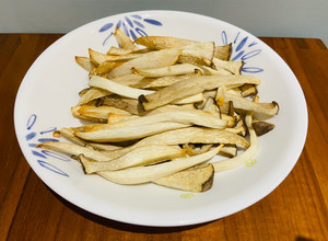 氣炸椒鹽杏鮑菇（氣炸鍋料理） 的食譜成品照片