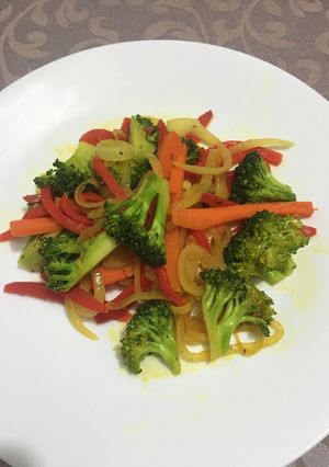 Una foto de Vegetales salteados con aceite de coco y cúrcuma