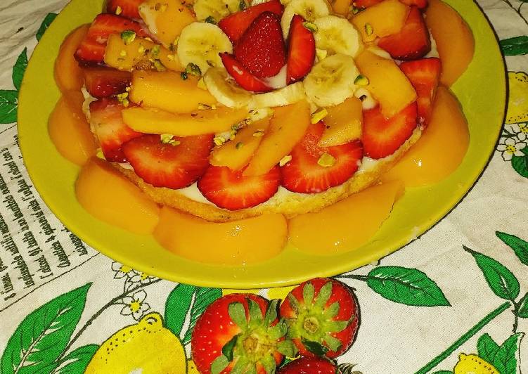 Torta con crema al limone e frutta fresca