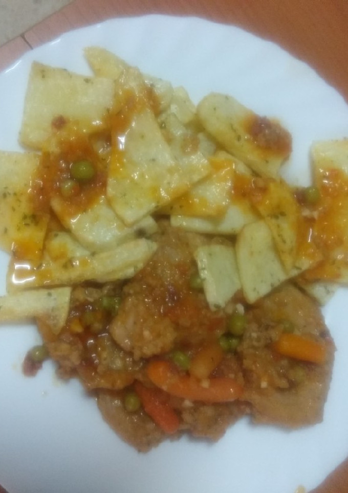 Una foto de Solomillo con zanahoria, guisantes y papas fritas al ajillo