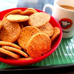 A picture of Mathri with elaichi chai.