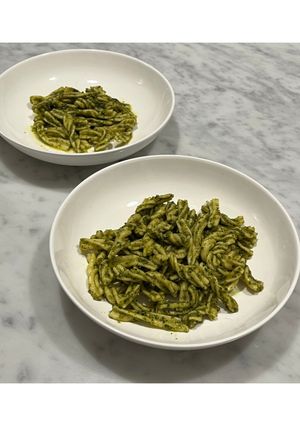 Foto di Fusilli (fatti in casa) con il pesto di basilico e nocciole 🍝🌱