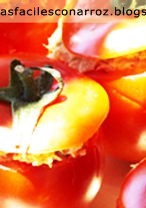 Una foto de Tomates rellenos con arroz y atún