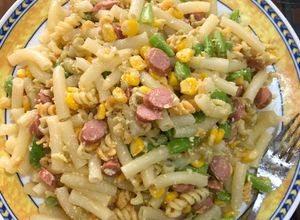 Hình của món Hôm nay tớ xào mỳ nui với xúc xích, ngô ngọt, trứng gà và quả đậu.