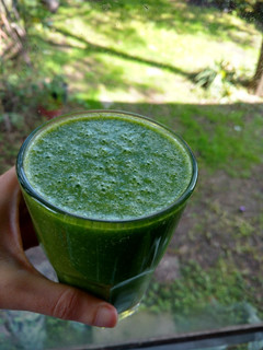 Una foto de Licuado de banana y kale 🍌🌿