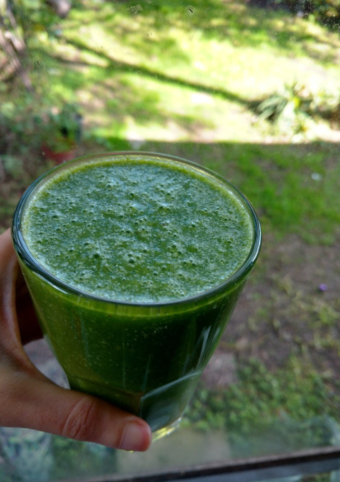 Una foto de Licuado de banana y kale 🍌🌿