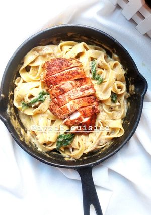 A picture of Chicken fettuccine pasta in white sauce.