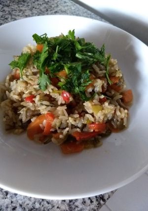 Una foto de Arroz integral con verduras