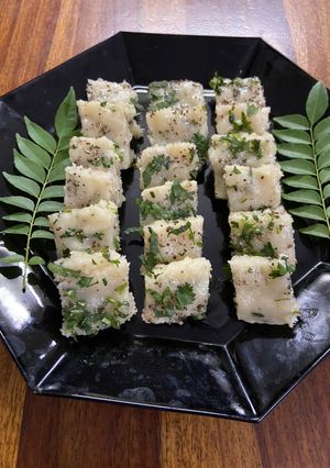 A picture of Suji dhokla.