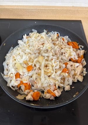 Una foto de Noodles de arroz con pollo