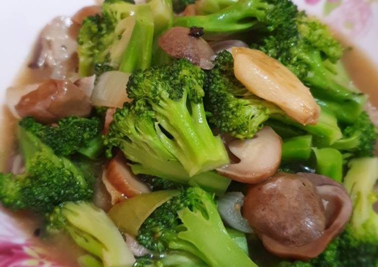 Bagaimana Membuat Brokoli jamur bawang putih, Lezat Sekali