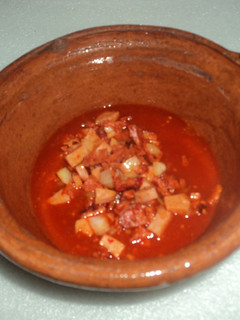 Una foto de Papas con chorizo y puré de tomate