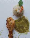 Pierna de pollo al horno con salsa verde y guarnición de arroz