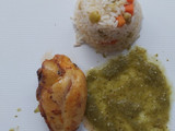 Pierna de pollo al horno con salsa verde y guarnición de arroz