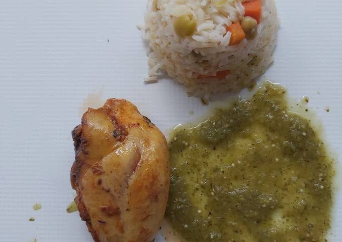 Pierna de pollo al horno con salsa verde y guarnición de arroz Receta de  Gerardo Ángel Herrera de los Reyes- Cookpad