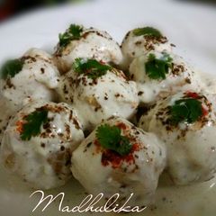A picture of Kheel Dahi vada.