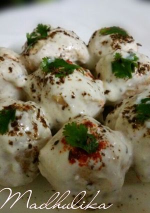 A picture of Kheel Dahi vada.