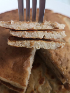 Una foto de Panqueques de manzana y canela