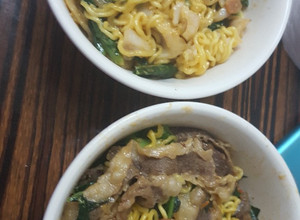 海鮮炒泡麵，牛肉炒泡麵 的食譜成品照片