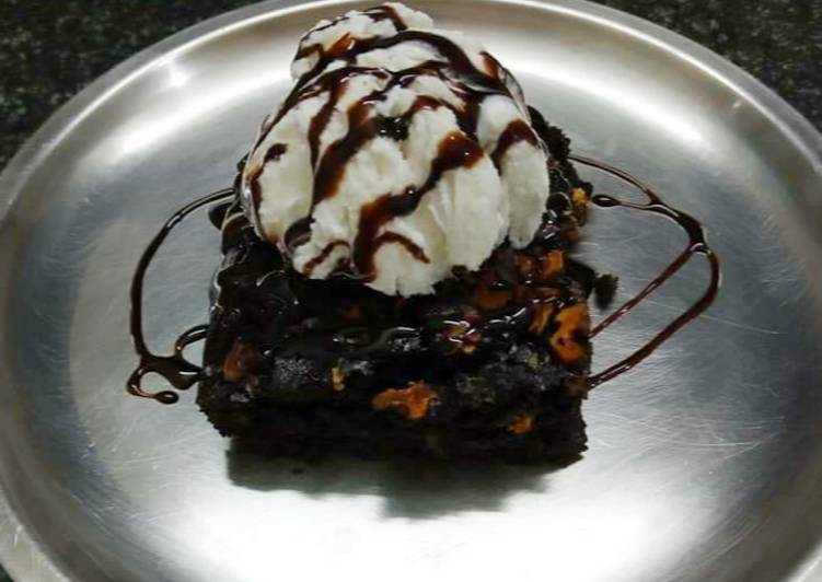 Simple Way to Prepare Any-night-of-the-week Chocolate Walnut Brownie with Ice-Cream!!