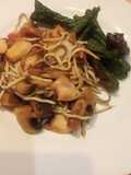 Salteado de pulpo con gulas y verduras