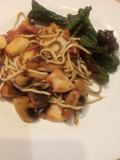 Una foto de Salteado de pulpo con gulas y verduras