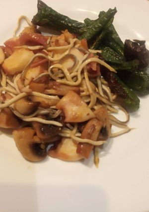 Una foto de Salteado de pulpo con gulas y verduras