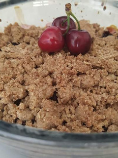 Una foto de Crumble de cerezas