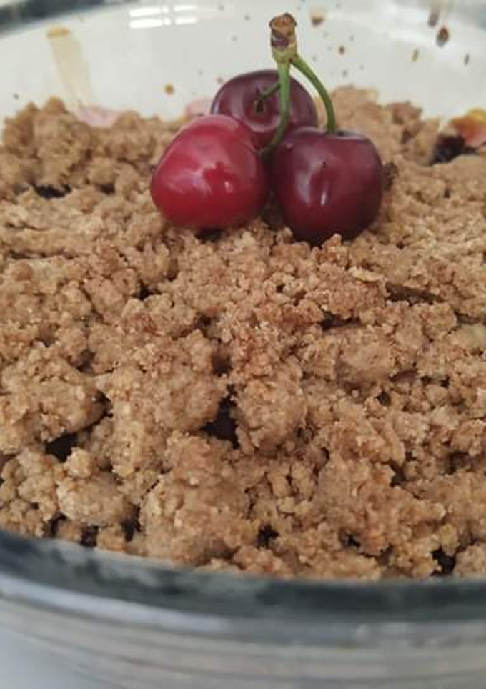 Una foto de Crumble de cerezas