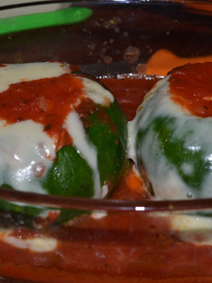 Una foto de Zapallitos rellenos en charco de salsa