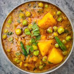 A picture of Aloo matar.