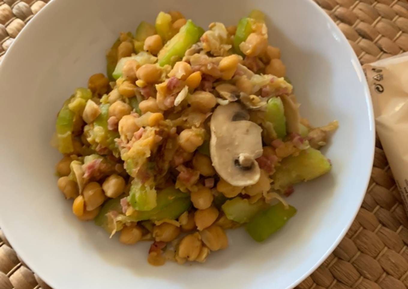 Garbanzos con calabacín y champiñones