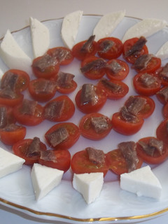 Foto principal de Rueda de tomates cherry, anchoas y queso de servilleta
