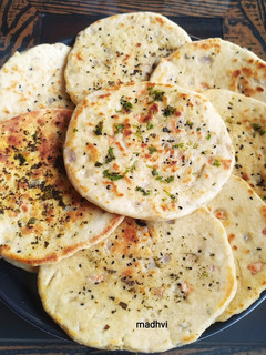 अनियन कैरट कुलचा ब्रेड (Onion–Carrot Kulcha Bread recipe in Hindi) रेसिपी मुख्य फोटो